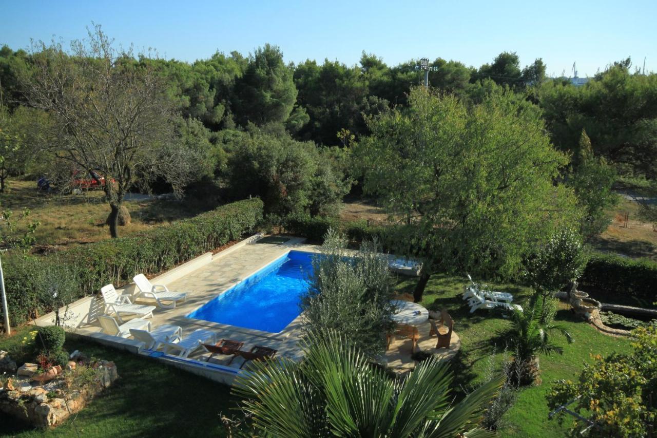 Apartments With A Swimming Pool Pula - 7356 المظهر الخارجي الصورة