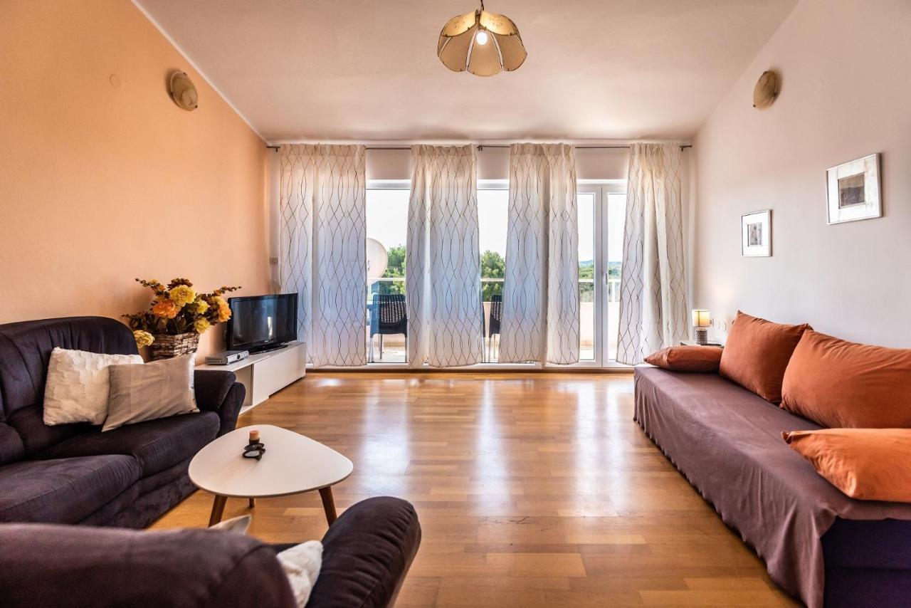 Apartments With A Swimming Pool Pula - 7356 المظهر الخارجي الصورة