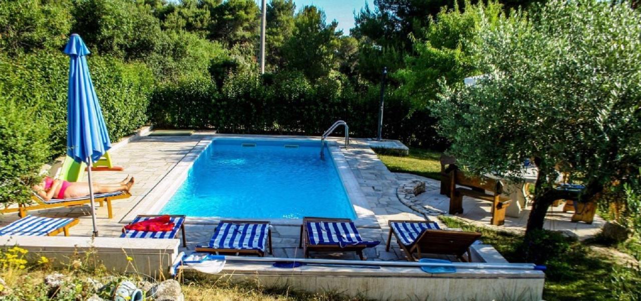 Apartments With A Swimming Pool Pula - 7356 المظهر الخارجي الصورة