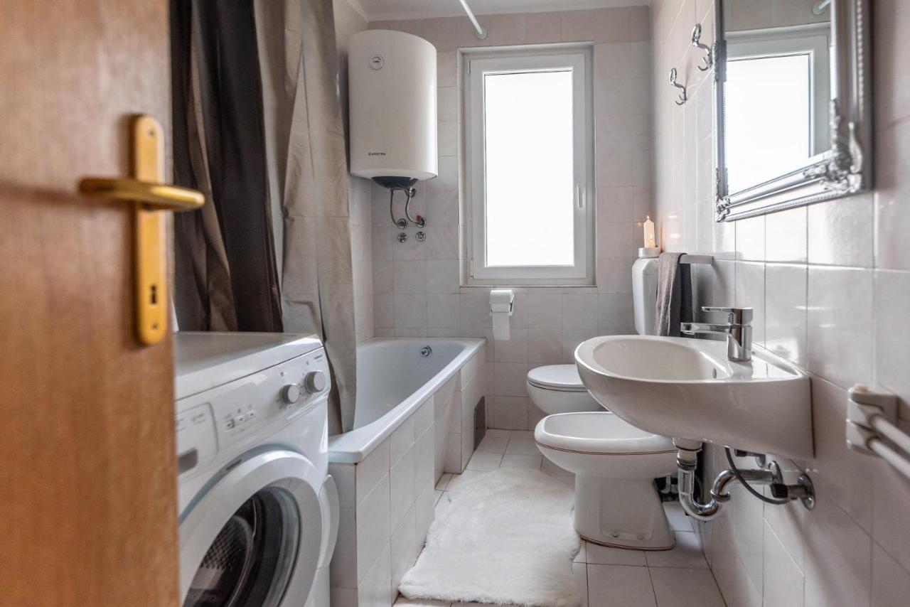 Apartments With A Swimming Pool Pula - 7356 المظهر الخارجي الصورة
