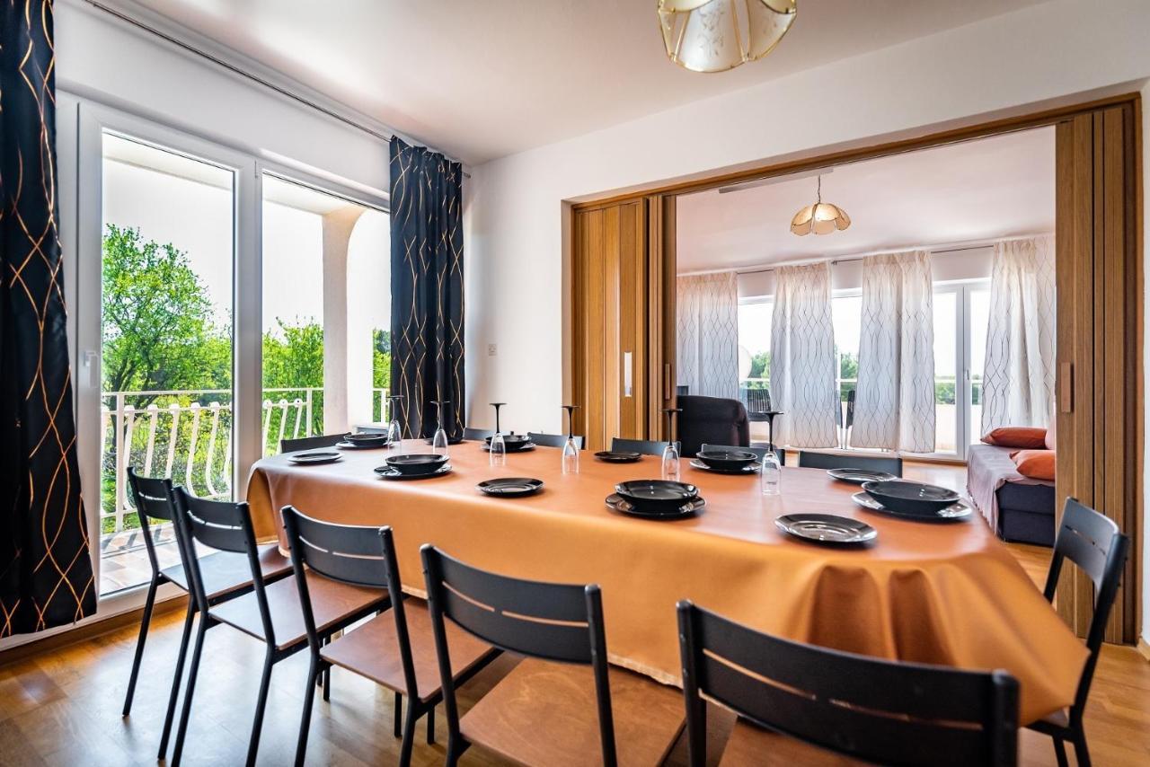 Apartments With A Swimming Pool Pula - 7356 المظهر الخارجي الصورة