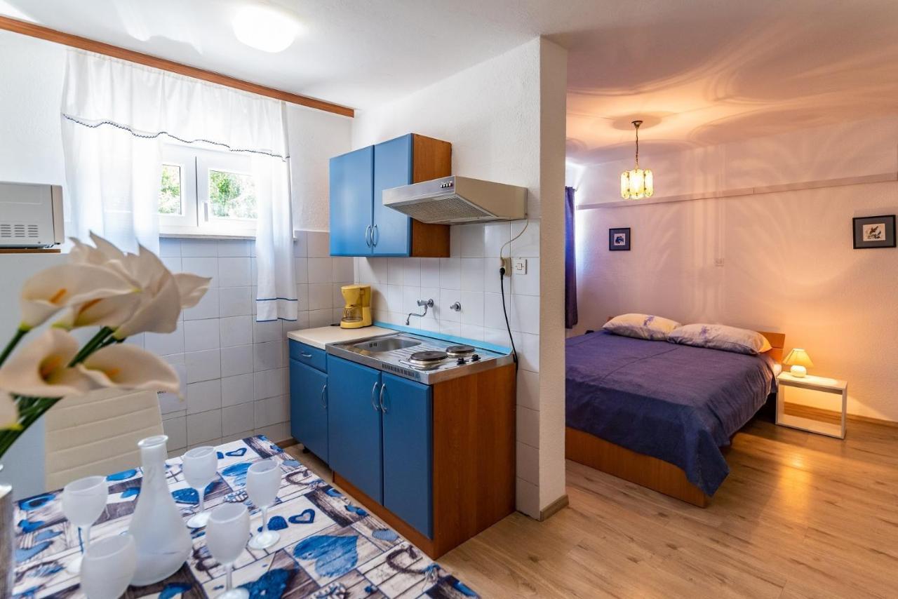Apartments With A Swimming Pool Pula - 7356 المظهر الخارجي الصورة